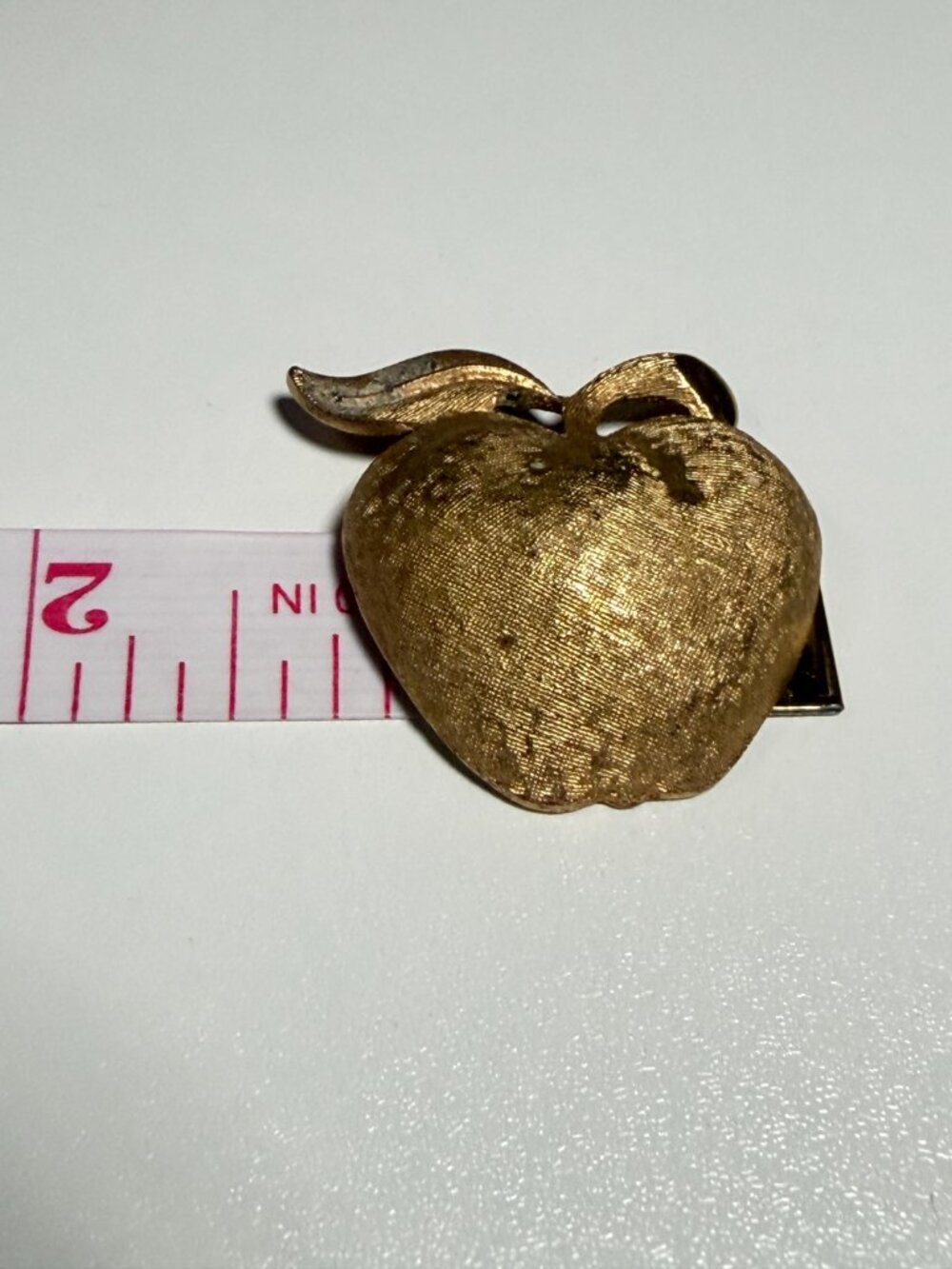 Coro Apple Brooch Brushed Gold Tone Domed Vintage 1.5 inches - Picture 11 of 11
